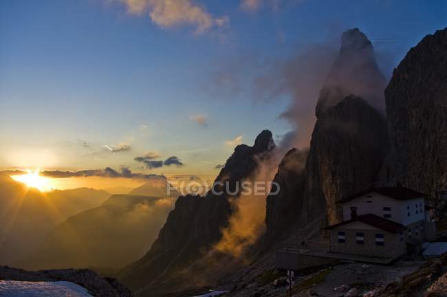Tramonto alpino a Fonda-Savio-Hutte, Alta Pusteria Dolomiti, Belluno, Cadini di Misurina, Veneto, Italia, Europa — Foto stock