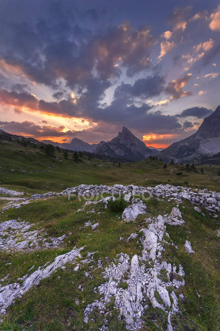 Nuvole e luce sul Sass de Stria durante un bellissimo tramonto Passo Falzarego, Cortina d'Ampezzo, Veneto, Italia, Europa — Foto stock