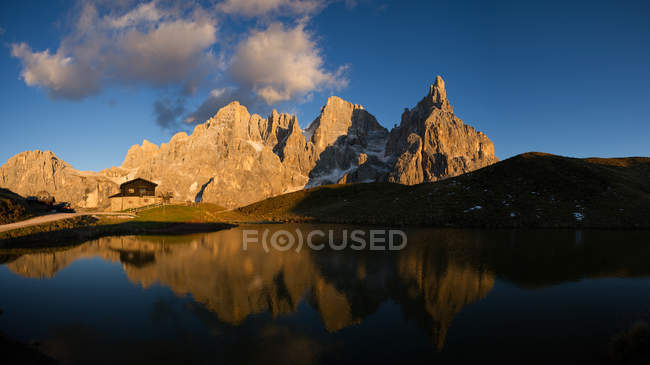Cabaña de montaña al atardecer, Pale di San Martino, Valle del Fiemme, Dolomitas, Trentino, Italia, Europa - foto de stock