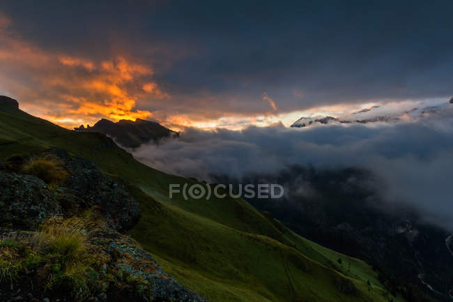 Lever de soleil vers le col de Marmolada et Fedaia, vallée de Fassa, Dolomites, Trentin, Italie, Europe — Photo de stock