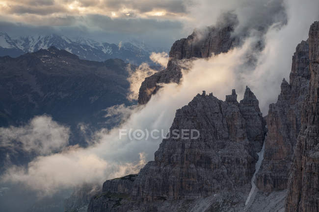 Niebla en el valle, Bocca di Brenta, dolomitas Brenta, Parque natural Adamello Brenta, Trentino, Italia, Europa - foto de stock