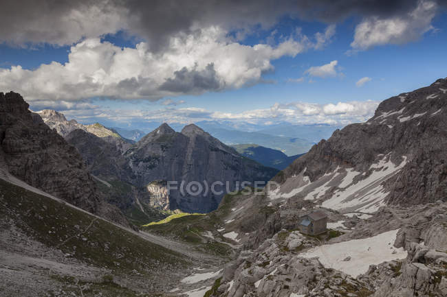 Vista del valle del Seghe desde la cabaña Tosa-Pedrotti, dolomitas Brenta, parque natural Adamello Brenta, Trentino, Italia, Europa - foto de stock