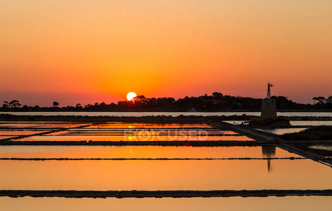 Солеварня при заході сонця (Марсала, Сицилія, Італія, Європа). — стокове фото