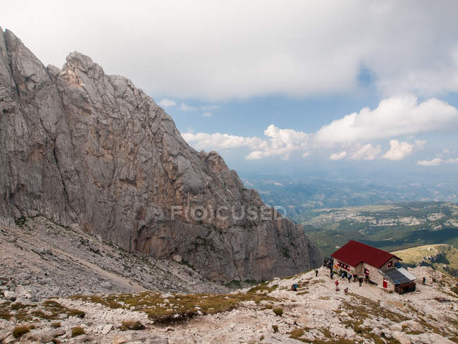Rifugio Franchetti en el Parque Nacional Gran Sasso, Abruzos, Italia - foto de stock