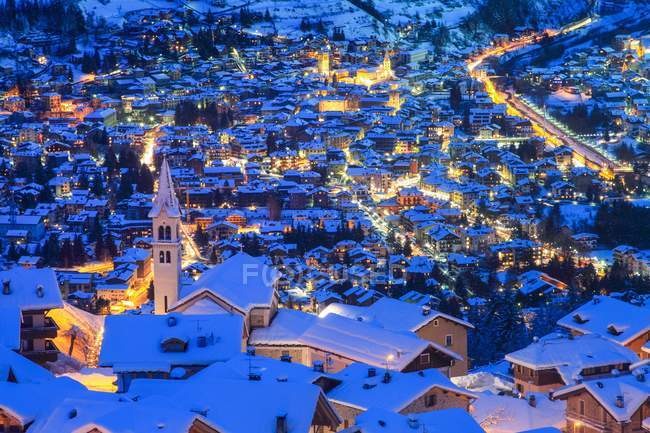Bormio e cidade de Oga depois de uma queda de neve de inverno na hora azul da noite, Bormio, Valtellina Stelvio National Parck, Lombardia, Itália, Europa — Fotografia de Stock