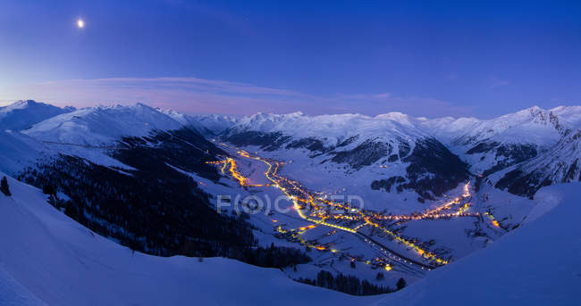 Villaggio nevoso nelle Alpi italiane durante una notte d'inverno, Livigno, Valtellina, Lombardia, Italia, Europa — Foto stock