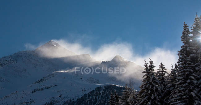 Tresero picco durante una ventosa giornata invernale, Valfurva, Valtellina, Lombardia, Italia, Europa — Foto stock