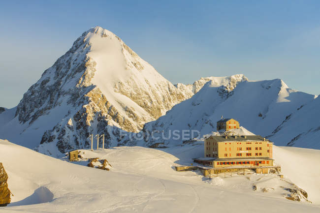 Casati hut with Gran Zebr on the background, Ortles - Cevedale group, Valtellina, Lombardy, Italy, Europe — Stock Photo