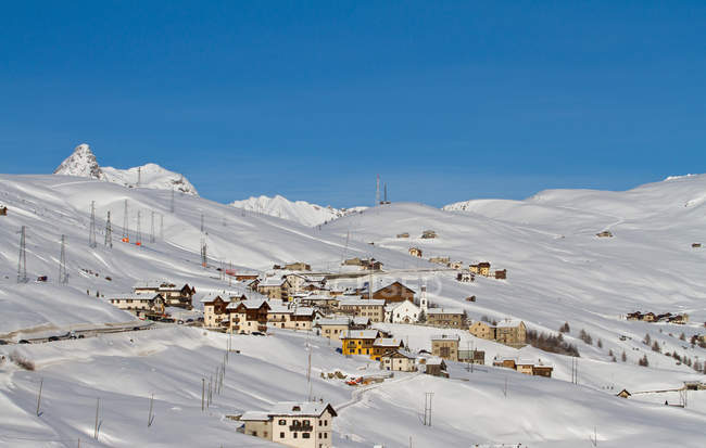 Panorama de invierno del pueblo de Trepalle, Livigno, Valtellina, Lombardía, Italia - foto de stock