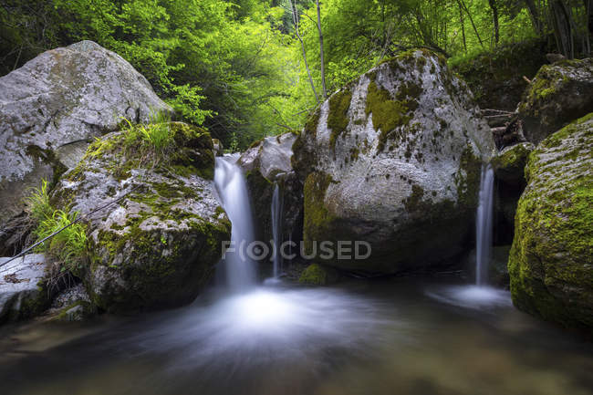 Uma das pequenas cachoeiras de Cittiglio, na torrente de San Giulio, Varese, Lombardia, Itália, Europa — Fotografia de Stock