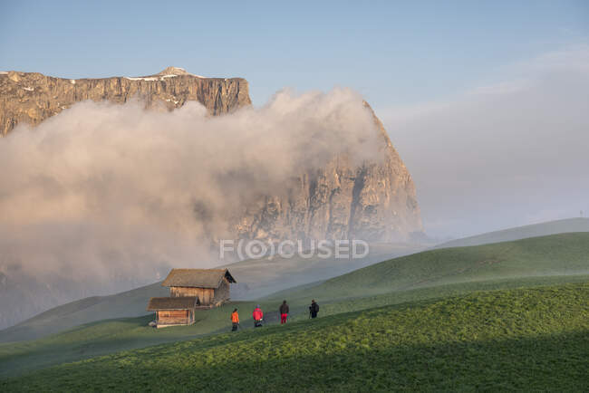 Alpe di Siusi/Seiser Alm, Dolomites, Alto Adige, Italy, Europe. Sunrise on the Seiser Alm / Alpe di Siusi. In the background the peaks of Sciliar/Schlern, Euringer and Santner — Stock Photo