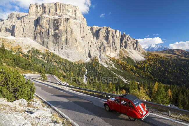 Citroen 2 CV en la carretera de Sella Pass, Trentino-Alto Adige, Italia, Europa. - foto de stock