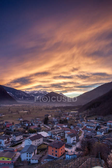 Puesta de sol en Villapinta village, Valtellina, Lombardía, Italia, Europa - foto de stock
