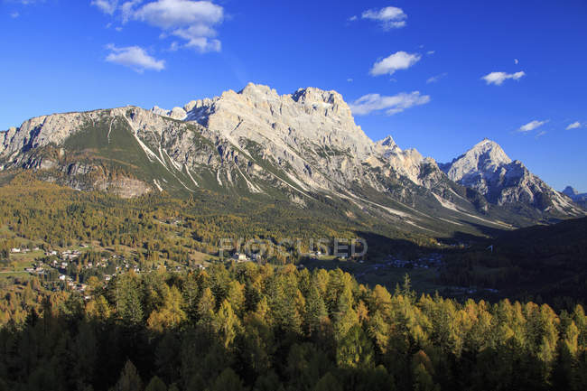 Vista otoñal del Monte Antelao y Sorapis Cortina di Ampezzo Dolomitas de Cadore, Cortina d 'Ampezzo, Veneto, Italia, Europa - foto de stock
