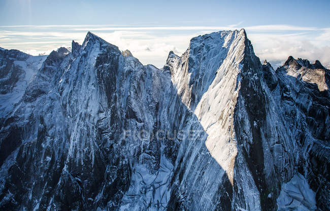 Vue aérienne des sommets Badile et Cengalo situés entre Masino et la frontière de la vallée de la Bregaglia Italie et Suisse, Europe — Photo de stock