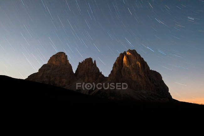 Startrail over the Sassolungo group in a moonless night in the Dolomites, Sella Pass, Fassa Valley, Dolomites, Trentino, Italy, Europe — Stock Photo
