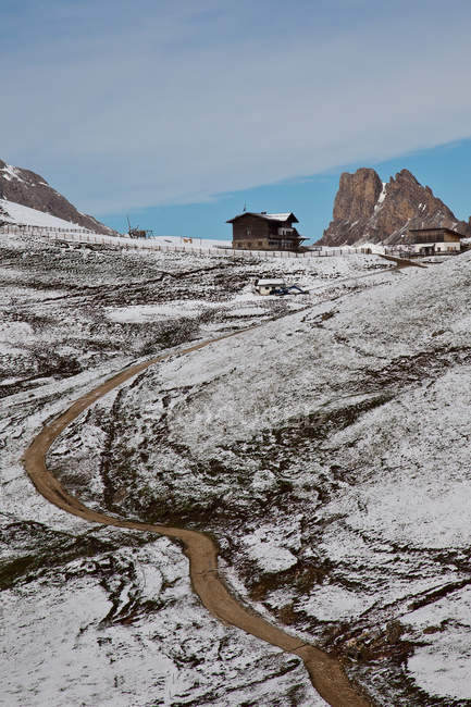 El sinuoso camino que conduce a Sassopiatto Refugio Plattkofel Hutte después de una repentina caída de nieve, Sella Pass, Fassa Valley, Dolomitas, Trentino, Italia, Europa - foto de stock