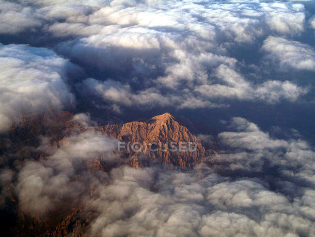 Vue aérienne du sud ensoleillé de Grigna émerge des nuages, Grigna Group, Alpes, Lombardie, Italie, Europe — Photo de stock