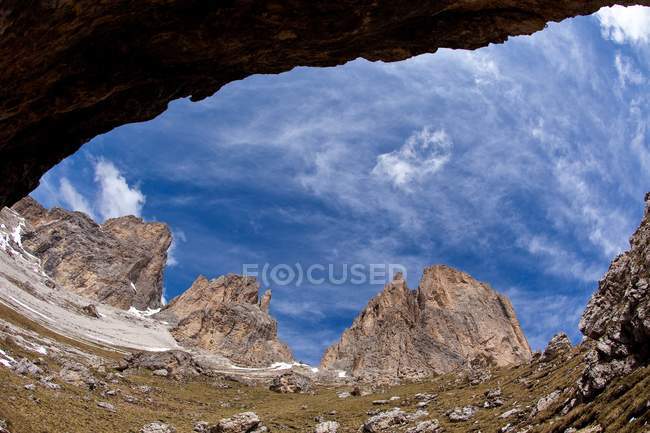 Uma vista panorâmica do grupo Langkofel a partir de um caminho bem equipado que corre em torno dele, aqui pelo Passo Sella - Dolomitas, Tirol do Sul, Trentino-Alto Adige, Itália, Europa — Fotografia de Stock
