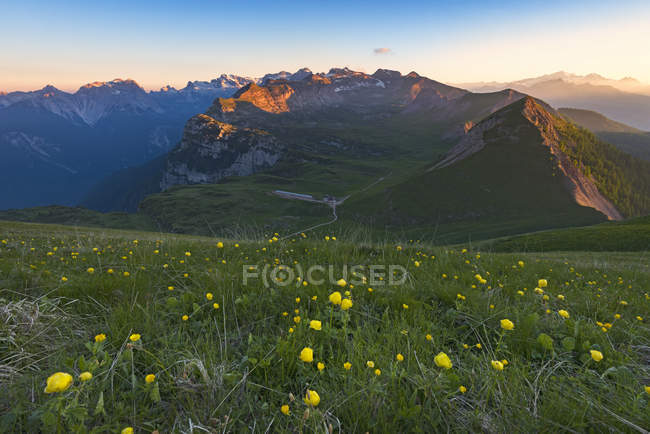 Vale do Nana ao nascer do sol, Parque Natural Adamello Brenta, Brenta Dolomites, Trentino, Itália, Europa — Fotografia de Stock