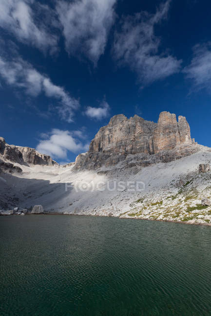 Senderismo en la ruta alta 2 en los Dolomitas, Alpes, Italia, Europa - foto de stock