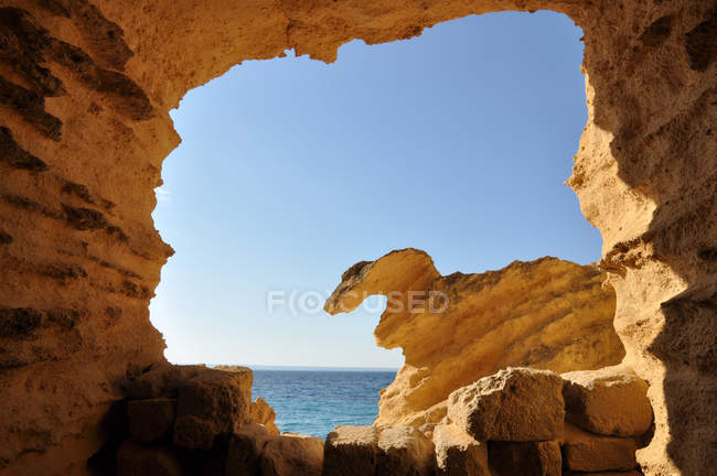 Cantera de la toba, bahía de Cala del Bue Marino, isla de Favignana; Islas Egadas; Egadi; Sicilia, Italia, Europa - foto de stock
