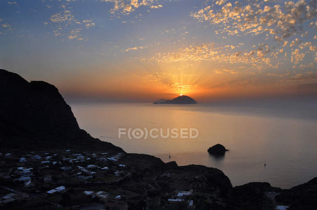 Isla Salina, pueblo de Pollara, puesta del sol, Alicudi y Filicudi en el fondo, Isla Eólica, Sicilia, Italia, Europa - foto de stock