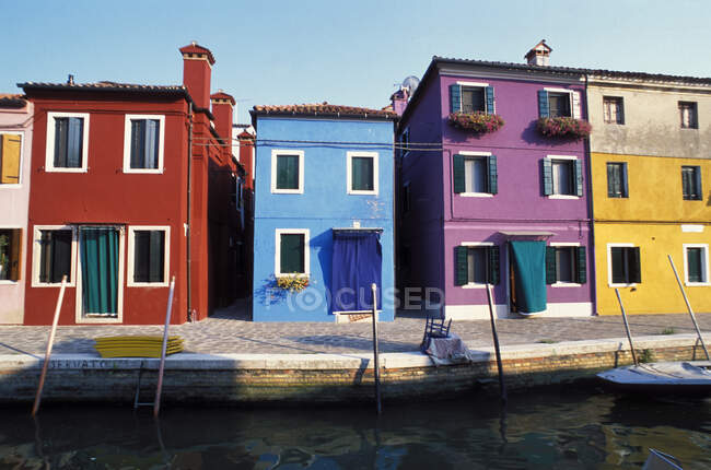 Casas típicas del Río Burano, Venecia, Véneto, Italia. - foto de stock