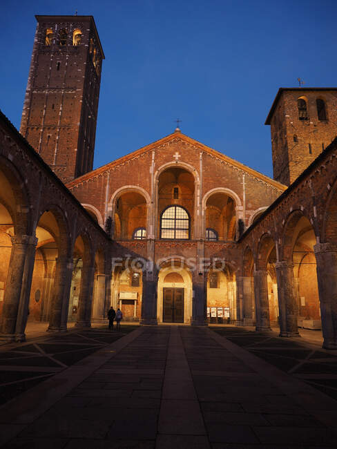 Basílica de Sant 'Ambrogio, Plaza Sant' Ambrogio, Milán, Lombardía, Italia, Europa. - foto de stock