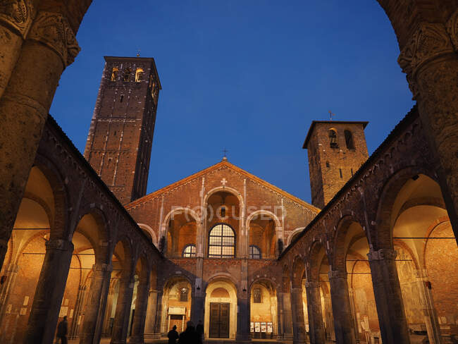 Basilica di Sant'Ambrogio, Piazza Sant'Ambrogio, Milano, Lombardia, Italia, Europa — Foto stock