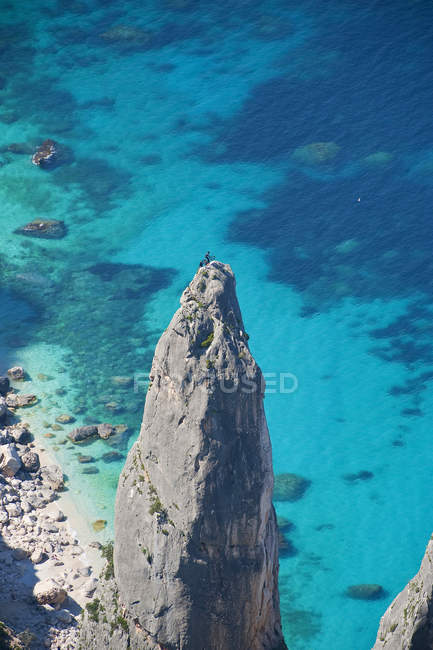 Punta Caroddi, Cala Goloritz, ubicación del récord, vista desde el acantilado de Punta Salinas - foto de stock