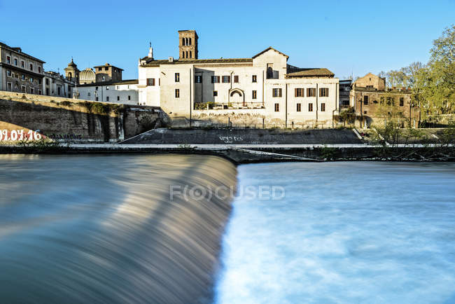 Ilha de Tiberina, ponte Cestio, rio Tibre, Roma, Lácio, Itália, Europa — Fotografia de Stock