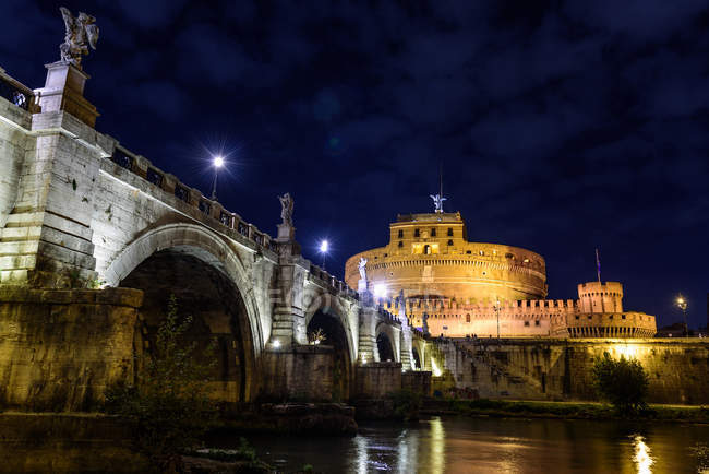 Замок Сант-Анджело і міст Понте-Анджело у сутінках, Рим, Лаціо, Італія, Європа — стокове фото