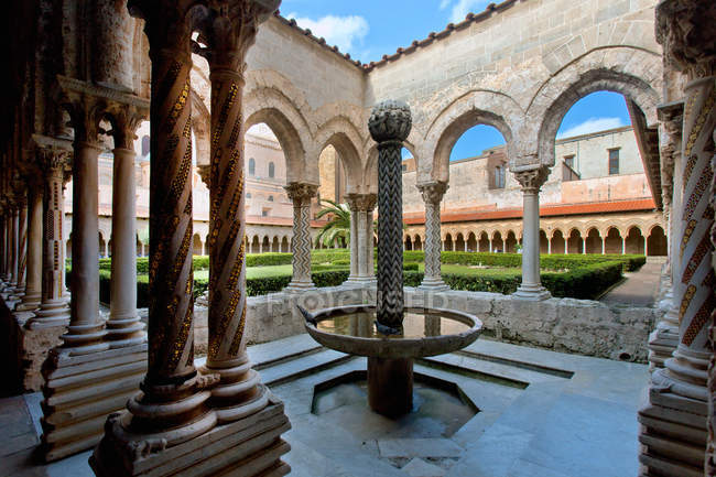 Cloister, Cattedrale di Santa Maria Nuova cathedral, Monreale, Sicily, Italy, Europe — Stock Photo