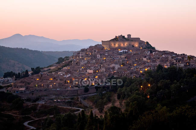 Paysage urbain au coucher du soleil, Montalbano Elicona, Sicile, Italie, Europe — Photo de stock