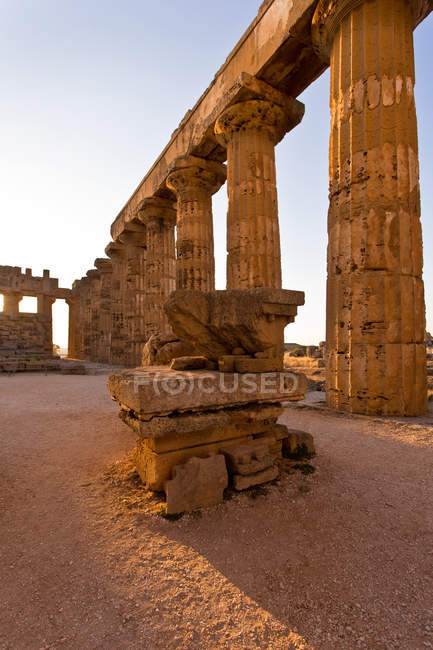 El Templo de Hera, Selinunte, sitio arqueológico, pueblo de Castelvetrano, Sicilia, Italia, Europa - foto de stock