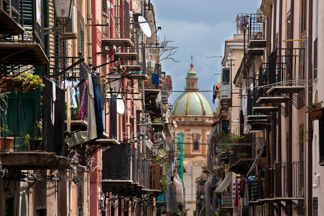 Типичный центр города, переулки, Палермо, Сицилия, Италия, Европа — стоковое фото