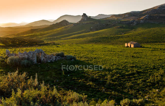 Сельская местность рядом с Enna, Сицилия, Италия, Европа — стоковое фото