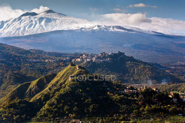 Etna volcán, vista desde Francavilla pueblo, provincia de Catania, Sicilia, Italia, Europa - foto de stock