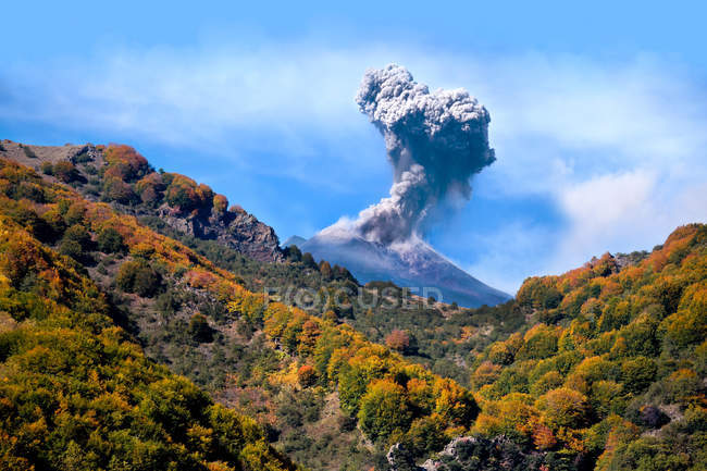 Вулкан Этна в извержении, вид с Малабо, Сицилия, Италия, Европа — стоковое фото