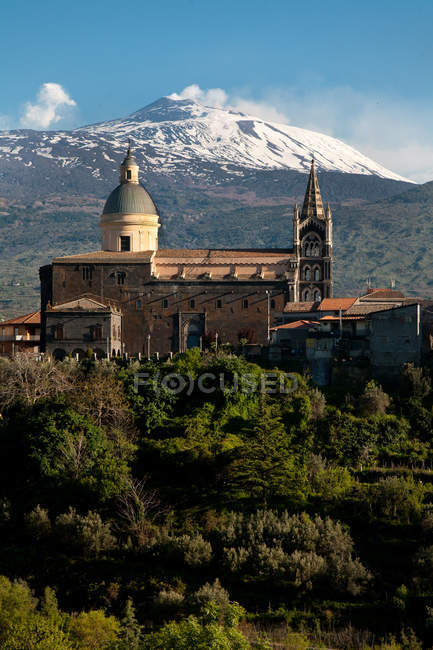 Iglesia Randazzo y volcán Etna, provincia de Catania, Sicilia, Italia, Europa - foto de stock