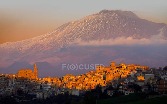 Recalbuto cityscape um vulcão Etna no fundo ao pôr do sol, Sicília, Itália, Europa — Fotografia de Stock