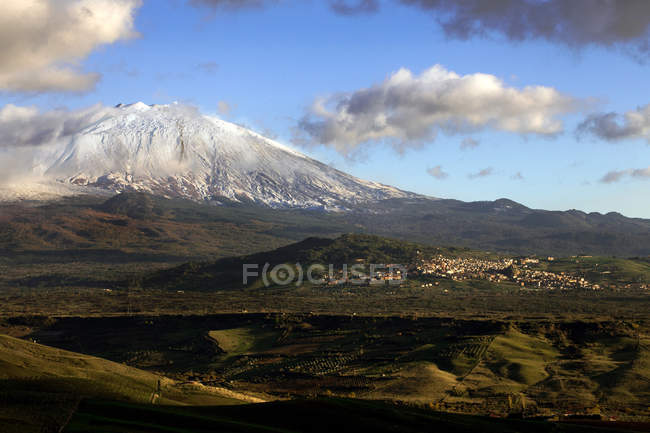 Paisaje con pueblo Maletto y volcán Etna, Sicilia, Italia, Europa - foto de stock