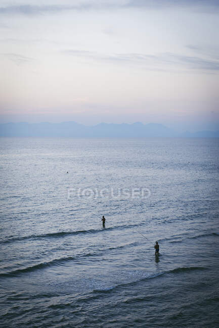 Pescadores al atardecer, mar Tirreno, costa de Campania, Italia, Europa. - foto de stock