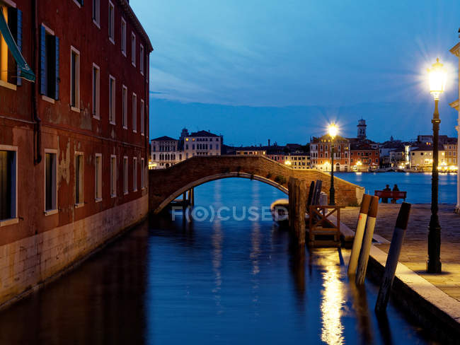 Canal en Giudecca por la noche, Venecia, Véneto, Italia - foto de stock