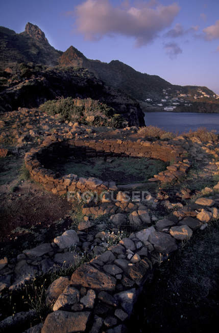 Cabo Milazzese, Isla Panarea, Islas Eolias, Sicilia, Italia - foto de stock