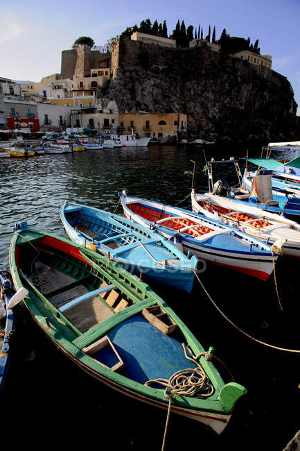 Puerto, Isla de Lipari, Islas Eolias, Sicilia, Italia - foto de stock