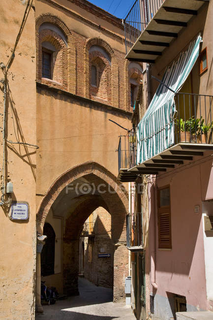 De Saliba street, Castelbuono, Sicilia, Italia - foto de stock