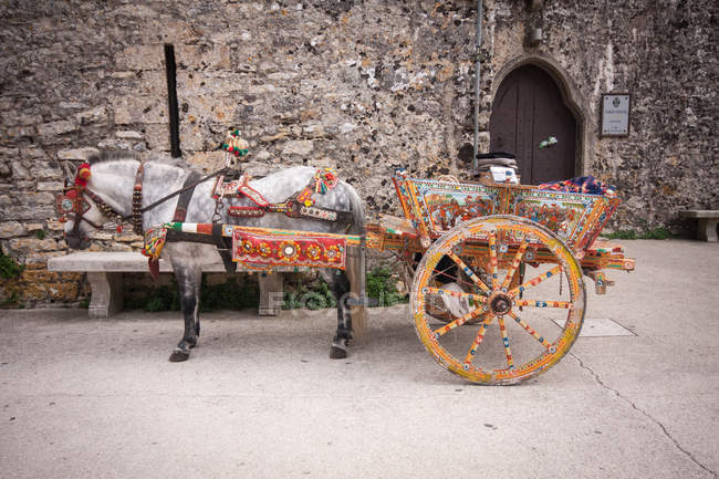 Carrinho de cavalo siciliano tradicional, Sicília, Itália, Europa — Fotografia de Stock