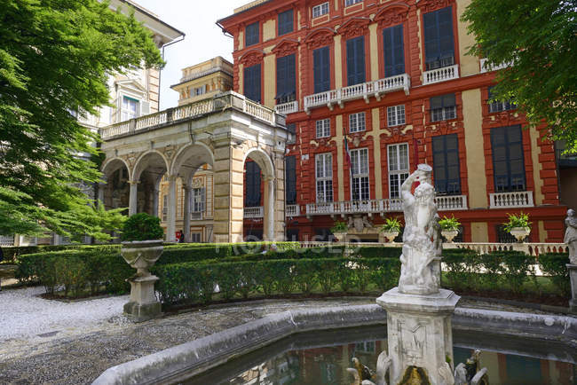 El jardín del palacio Palazzo Nicol Grimaldi, a través de Garibaldi 9, Patrimonio de la Humanidad de la UNESCO, Strade Nuove, Rolli Palacios, Génova, Ligury, Italia, Europa - foto de stock